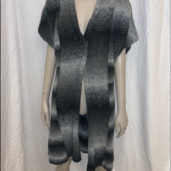 Romeo & Juliet Couture Sweaters - BLK&WHITE SHORT SLEEVE CARDIGAN SZ:M